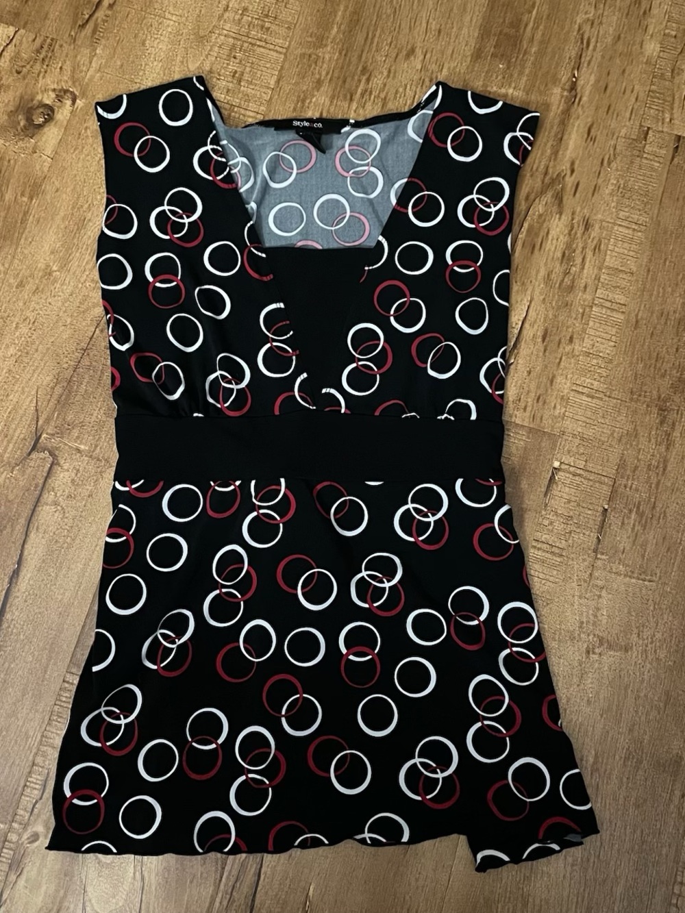 Style & Co. Black Sleeveless Blouse with White and Red Ring Print